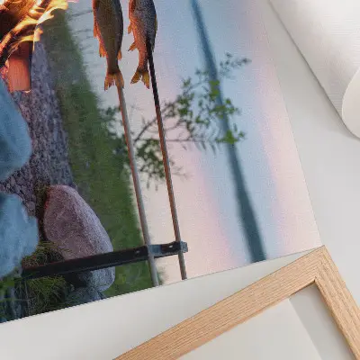 Plakat do salonu Ognisko nad jeziorem z motywem ryb pieczonych na patykach