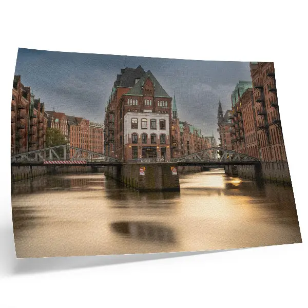 Plakat klimatyczna architektura z mostem nad spokojną wodą wieczorową porą