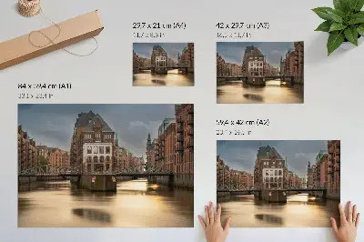 Plakat klimatyczna architektura z mostem nad spokojną wodą wieczorową porą