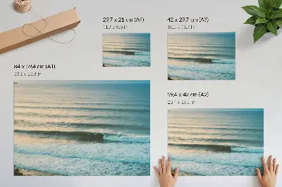 Nowoczesny plakat dekoracyjny spokojne fale oceanu z horyzontem i surferami