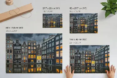 Plakat kamienice nad kanałem z odbiciami budującymi przytulny nastrój