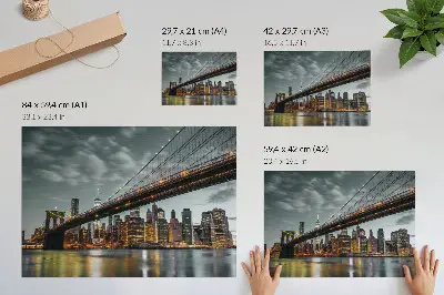 Grafika na ścianę panorama miasta z mostem i światłami odbijającymi się w wodzie wieczorem