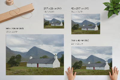 Plakat Biała chata wśród gór i zieleni