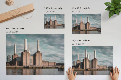 Nowoczesny plakat dekoracyjny Imponująca budowla z kominami nad rzeką