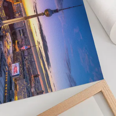 Plakat miasto wieczorem w niesamowitych kolorach zachodu słońca
