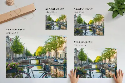 Nowoczesny plakat dekoracyjny z widokiem na kanał, most, drzewa, budynki, rower i kwiaty