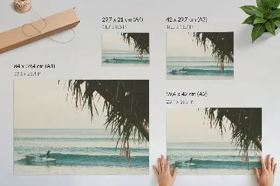 Nowoczesny plakat dekoracyjny z motywem plaży, surfingu, fal i palm wprowadzający spokój