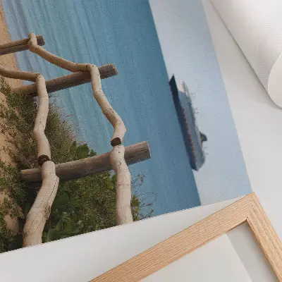 Grafika na ścianę plaża ze statkiem na morzu, piaskiem i drewnianymi barierkami