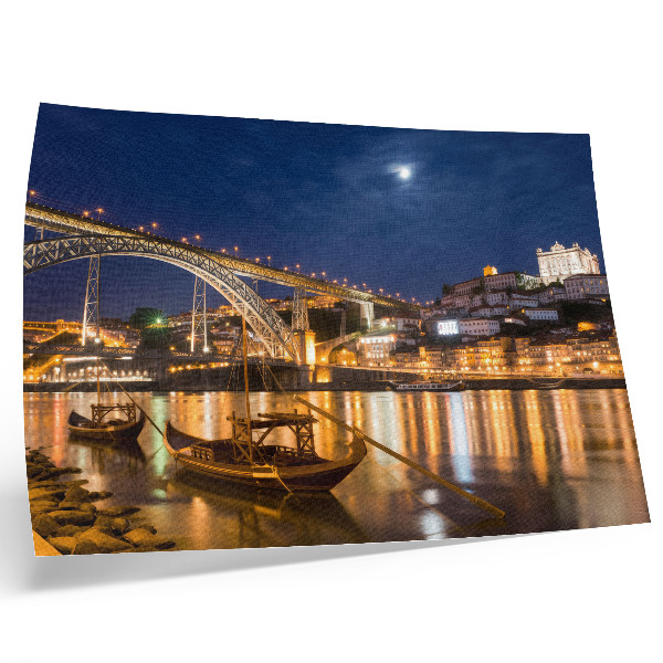 Plakat do salonu Most nocą z oświetleniem miasto z wodą łodzie