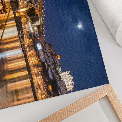 Plakat do salonu Most nocą z oświetleniem miasto z wodą łodzie