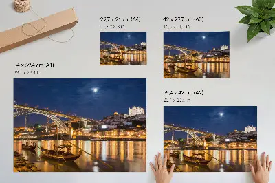 Plakat do salonu most nocą z oświetleniem, miastem, wodą i łodziami