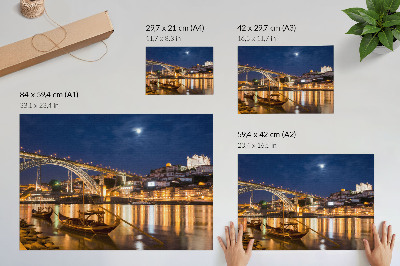 Plakat do salonu Most nocą z oświetleniem miasto z wodą łodzie