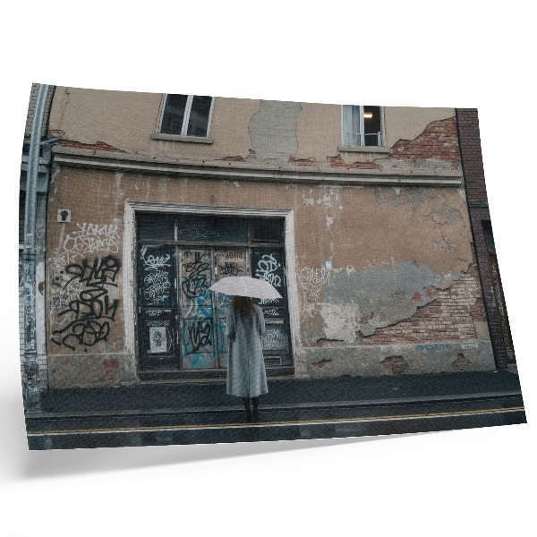 Wydruk na płótnie Osoba z parasolem na tle ściany pełnej graffiti