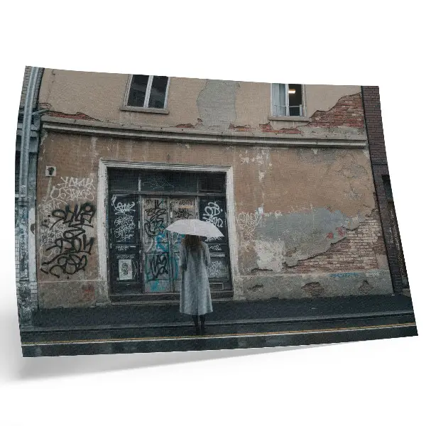 Osoba z parasolem na tle ściany pełnej graffiti wydruk na płótnie