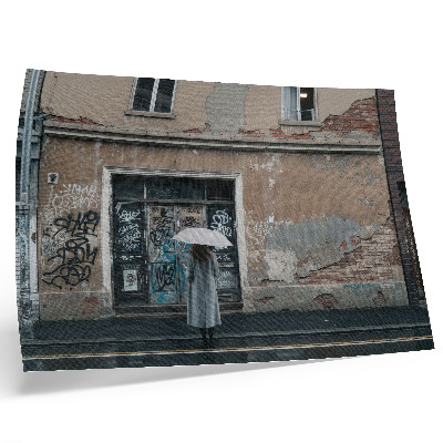 Wydruk na płótnie Osoba z parasolem na tle ściany pełnej graffiti