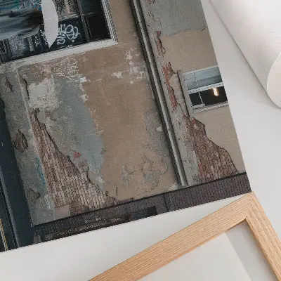 Osoba z parasolem na tle ściany pełnej graffiti wydruk na płótnie