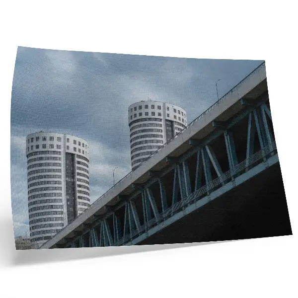 Grafika na ścianę most i wieżowce w stylistyce współczesnej z symetrią i elegancją
