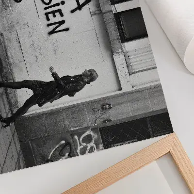 Plakat do salonu kontrastująca czarno-biała scena miejska z graffiti