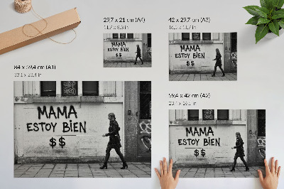 Plakat do salonu Kontrastująca scena miejska z graffiti czarno-białe