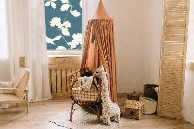 Roleta wewnętrzna na okno Białe ptaki na białych kwiatach