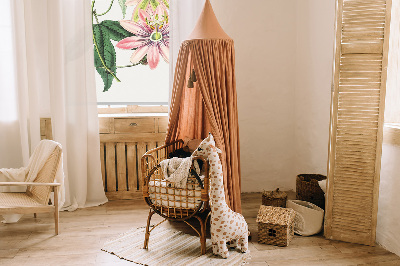 Roleta na okno zaciemniająca w różowym kolorze z motywem kwiatka