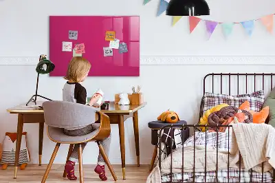 Tablica magnetyczna suchościeralna w intensywnym różowym kolorze