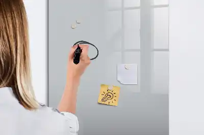 Tablica magnetyczna suchościeralna w jasnoszarym kolorze
