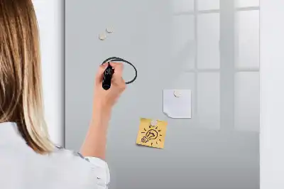 Tablica magnetyczna suchościeralna w jasnoszarym kolorze