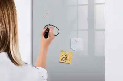 Tablica magnetyczna suchościeralna w jasnoszarym kolorze