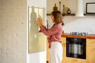 Tablica magnetyczna suchościeralna w kolorze kremowym