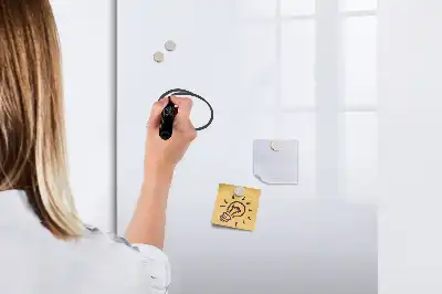 Tablica suchościeralna magnetyczna w kolorze jasno-białym
