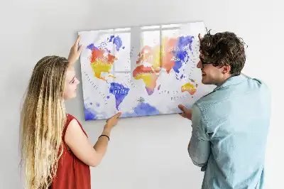 Akwarelowa mapa świata z tablicą magnetyczną i pisakiem