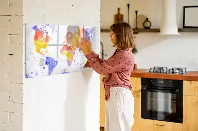 Akwarelowa mapa świata z tablicą magnetyczną i pisakiem