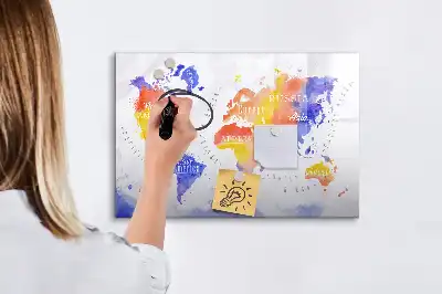 Akwarelowa mapa świata z tablicą magnetyczną i pisakiem