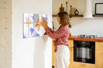 Akwarelowa mapa świata z tablicą magnetyczną i pisakiem
