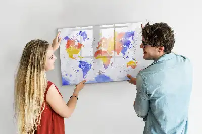 Akwarelowa mapa świata z tablicą magnetyczną i pisakiem