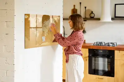 Mapa świata z tablicą magnetyczną i pisakiem