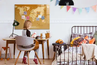 Mapa świata z tablicą magnetyczną i pisakiem