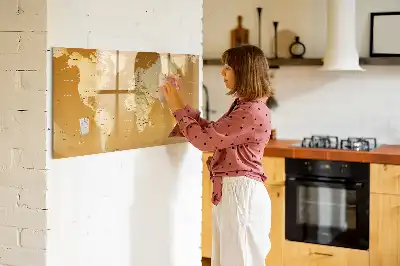 Mapa świata z tablicą magnetyczną i pisakiem