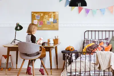 Mapa świata z tablicą magnetyczną i pisakiem