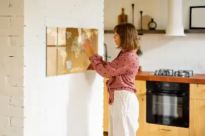 Mapa świata z tablicą magnetyczną i pisakiem