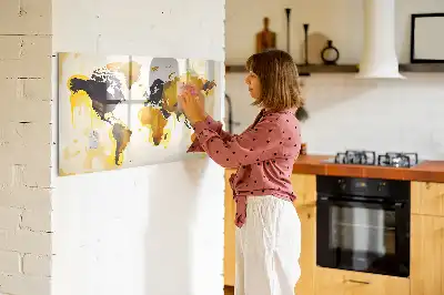 Tablica magnetyczna z motywem abstrakcyjnej mapy świata