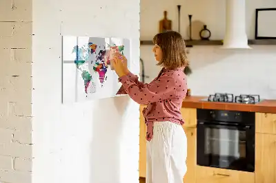 Tablica magnetyczna z wzorem geometrycznej mapy świata z trójkątów