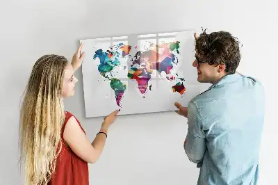 Tablica magnetyczna z wzorem geometrycznej mapy świata z trójkątów