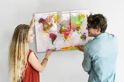 Akwarelowa mapa świata z tablicą magnetyczną i pisakiem