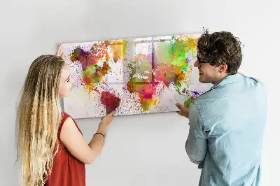 Akwarelowa mapa świata z tablicą magnetyczną i pisakiem