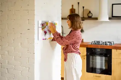 Akwarelowa mapa świata z tablicą magnetyczną i pisakiem