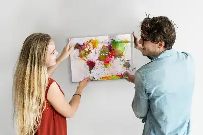 Akwarelowa mapa świata z tablicą magnetyczną i pisakiem