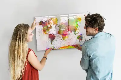 Akwarelowa mapa świata z tablicą magnetyczną i pisakiem