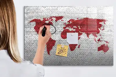 Tablica magnetyczna z pisakiem z motywem mapy świata na ceglanej ścianie